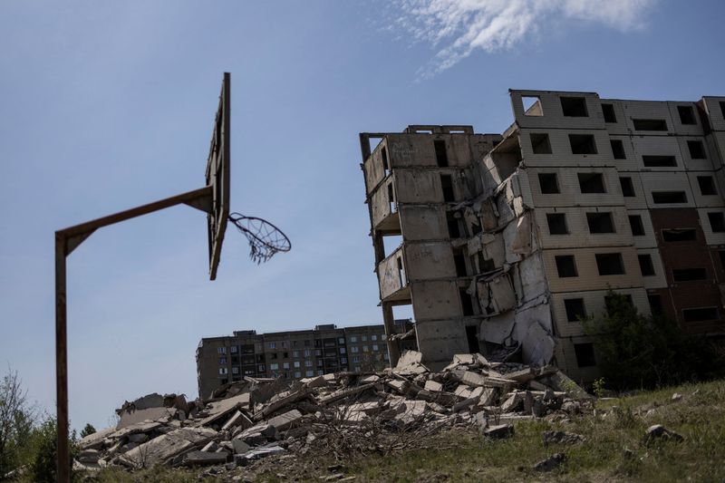&copy; Reuters. منظر عام لمبنى تضرر جراء القصف الروسي لأوكرانيا في منطقة دونيتسك يوم الخميس. تصوير: كارلوس باريا - رويترز.
