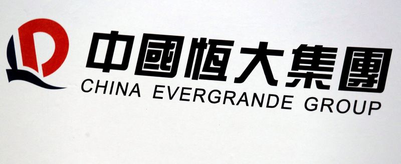 &copy; Reuters. Le groupe immobilier China Evergrande Group envisage de rembourser pour environ 19 milliards de dollars (17,7 milliards d'euros) de dettes à des créanciers étrangers par des versements en numéraire et des actions dans deux de ses filiales cotées en B