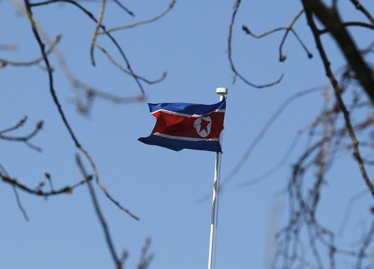 &copy; Reuters. 　北朝鮮が新型コロナウイルスの流行を初めて認める数カ月前に突如として中国からマスクや人工呼吸器などを輸入していたことが明らかになった。写真は北朝鮮の国旗。北京で２０１６年