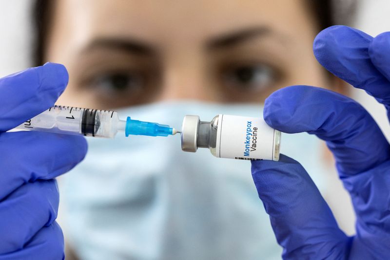 &copy; Reuters. 　欧州連合（ＥＵ）は、サル痘の流行に対応するため、ワクチンと抗ウイルス薬を共同で購入することを決めた。スウェーデン紙ダーゲンス・ニュヘテルが同国のワクチン調整相の発言とし