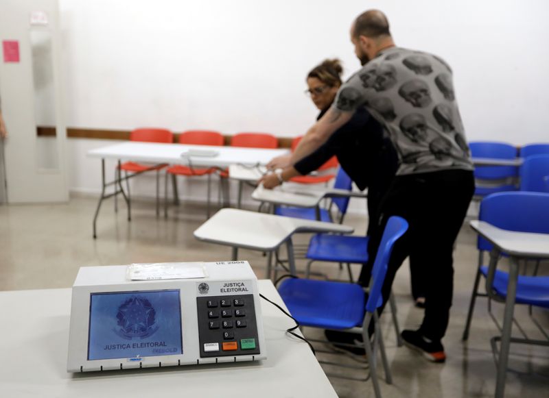 &copy; Reuters. Funcionários preparam urna eletrônica antes de início de votação em seção eleitoral de São Paulo
06/10/2018 REUTERS/Paulo Whitaker