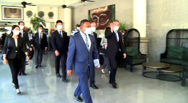 &copy; Reuters. 　５月２７日、太平洋島しょ国を歴訪している中国の王毅外相は、キリバスを訪れ、４時間の滞在中に漁業、教育、保健問題について同国のマーマウ大統領らと協議した。写真はソロモン諸