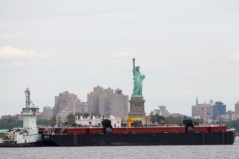 &copy; Reuters. Un remolcador empuja a un petrolero frente a la Estatua de la Libertad, en Nueva York, EEUU. 24 mayo 2022.  REUTERS/Brendan McDermid