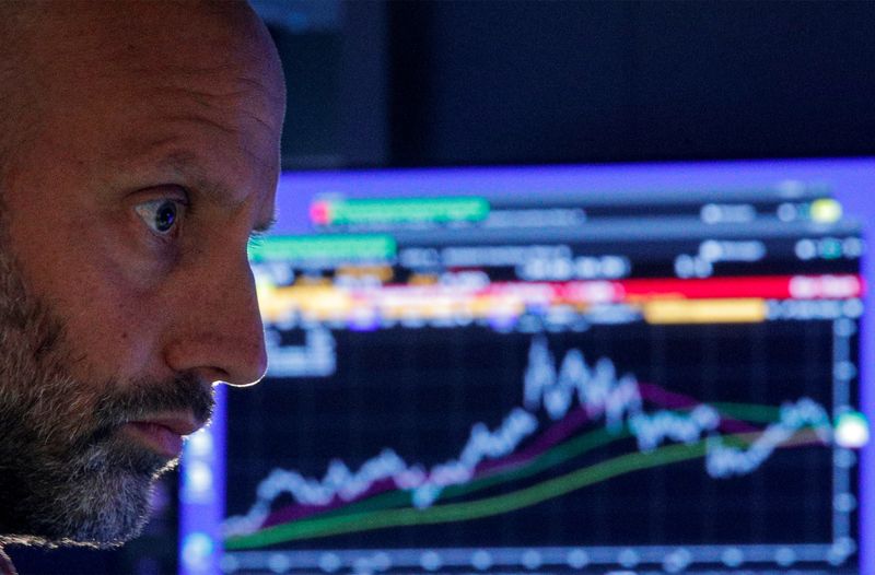 &copy; Reuters. Wall Street est attendue en légère hausse vendredi et les Bourses européennes évoluent dans le vert à mi-journée pour la troisième séance consécutive. À Paris, le CAC 40 prend 0,87% vers 11h20 GMT. À Francfort, le Dax avance de 0,79% et à Lond