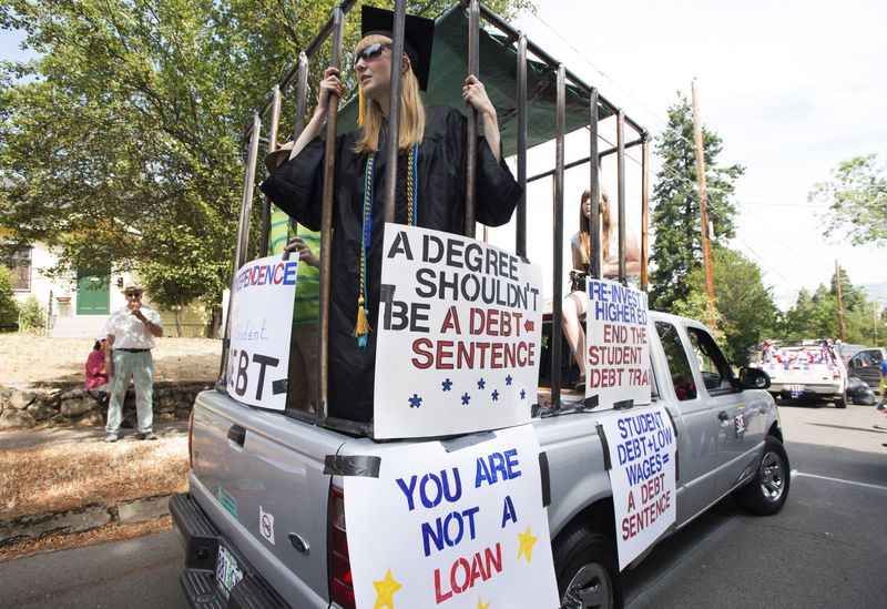 &copy; Reuters. FILE PHOTO: Parade participants protesting against high student loan burdens are preparing to take part in the annual July 4th parade at Ashland, Oregon, U.S. on July 4, 2015.  REUTERS/Randall Mikkelsen