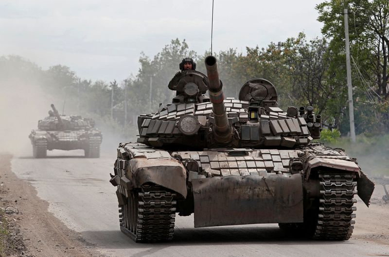 &copy; Reuters. Tanks of pro-Russian troops drive along a street during Ukraine-Russia conflict in the town of Popasna in the Luhansk Region, Ukraine May 26, 2022. REUTERS/Alexander Ermochenko