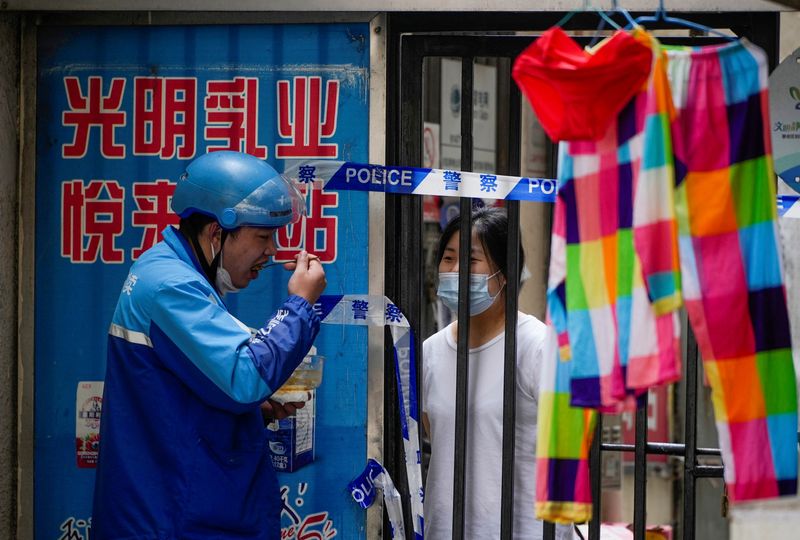&copy; Reuters. Moradores conversam entre barreiras em área residencial confinada em meio à pandemia de Covid-19 em Xangai
27/05/2022 REUTERS/Aly Song