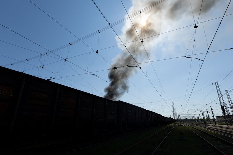© Reuters. الدخان يتصاعد في أعقاب ضربة عسكرية على منشأة قرب محطة للسكك الحديدية في بلدة ليمان في منطقة دونيتسك بشرق أوكرانيا يوم 28 ابريل نيسان 2022. تصوير: خورخي سيلفا - رويترز.