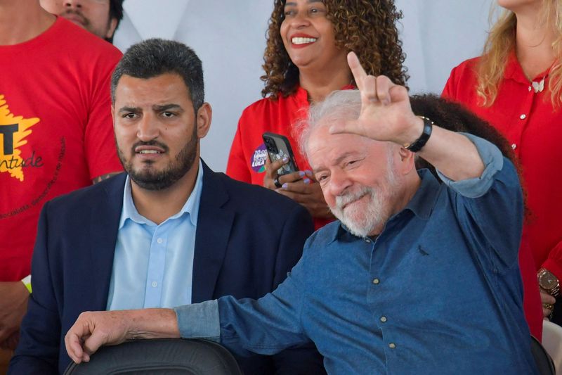 &copy; Reuters. Ex-presidente Luiz Inácio Lula da Silva acena a apoiadores durante evento em Contagem, Minas Gerais
10/05/2022 REUTERS/Washington Alves