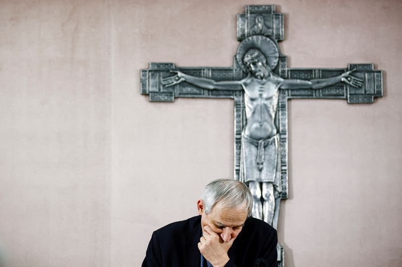 © Reuters. Newly elected President of the Italian Bishops' Conference (CEI), Cardinal Matteo Zuppi, attends a news conference at the end of a week of CEI meetings, as the Italian Catholic Church comes under pressure to investigate clerical sexual abuse, in Rome, Italy May 27, 2022. REUTERS/Yara Nardi        