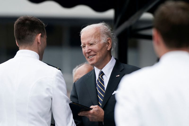 &copy; Reuters. U.S. President Joe Biden gives a diploma to a midshipman during the U.S. Naval Academy graduation and commissioning ceremony in Annapolis, Maryland, U.S., May 27, 2022. REUTERS/Elizabeth Frantz