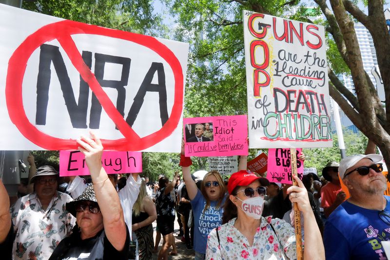 &copy; Reuters. Manifestantes com fotos de vítimas de massacre em escola protestam em convenção da NRA no Texas
27/05/2022
REUTERS/Daniel Kramer