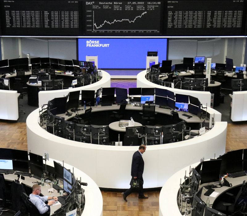 &copy; Reuters. شاشة تعرض بيانات مؤشر داكس الألماني في بورصة فرانكفورت يوم الجمعة. تصوير رويترز. 