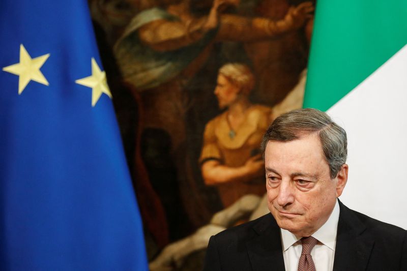 &copy; Reuters. イタリアのドラギ首相は、ウクライナのゼレンスキー大統領と電話会談を行い、食料危機の回避に向け、ウクライナからの穀物などの輸出を可能にする方法などについて協議した。５月２７