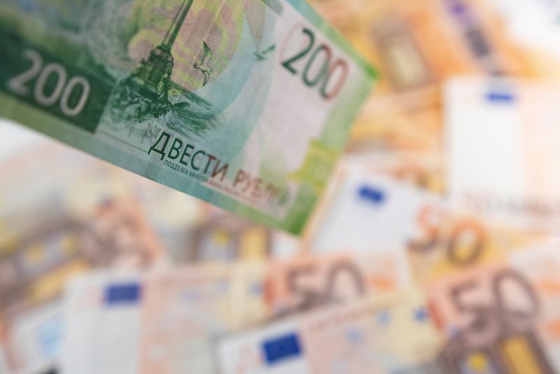 &copy; Reuters. Nota de rublo com notas de euro ao fundo
07/04/2022
REUTERS/Dado Ruvic