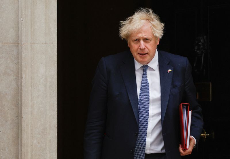 &copy; Reuters. رئيس الوزراء البريطاني بوريس جونسون يغادر مقر الحكومة في لندن يوم الخميس. تصوير: جون سيبلي - رويترز. 