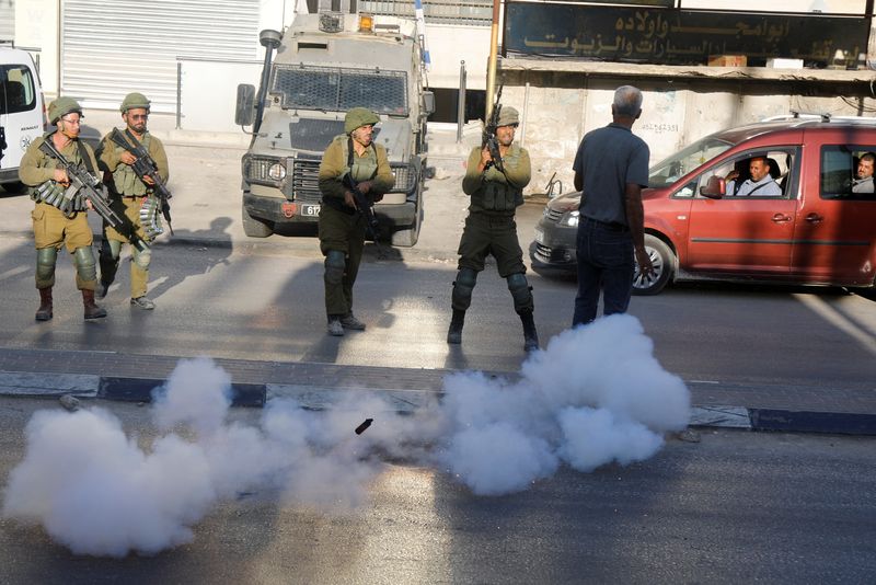 &copy; Reuters. جنود إسرائيليون خلال مواجهات مع فلسطينيين في الضفة الغربية يوم الخميس. تصوير: رنين صوافطة - رويترز. 