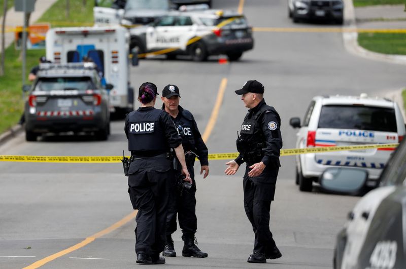 &copy; Reuters. FILE PHOTO: Police officers work at the scene where police shot and injured a suspect who was walking down a city street carrying a gun, as four nearby schools were placed on lockdown, in Toronto, Ontario, Canada, May 26, 2022. REUTERS/Chris Helgren