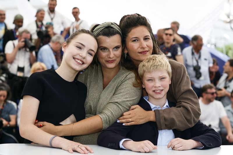 &copy; Reuters. Diretoras e atores de "The Worst Ones" posam para fotos em Cannes
22/05/2022
REUTERS/Sarah Meyssonnier