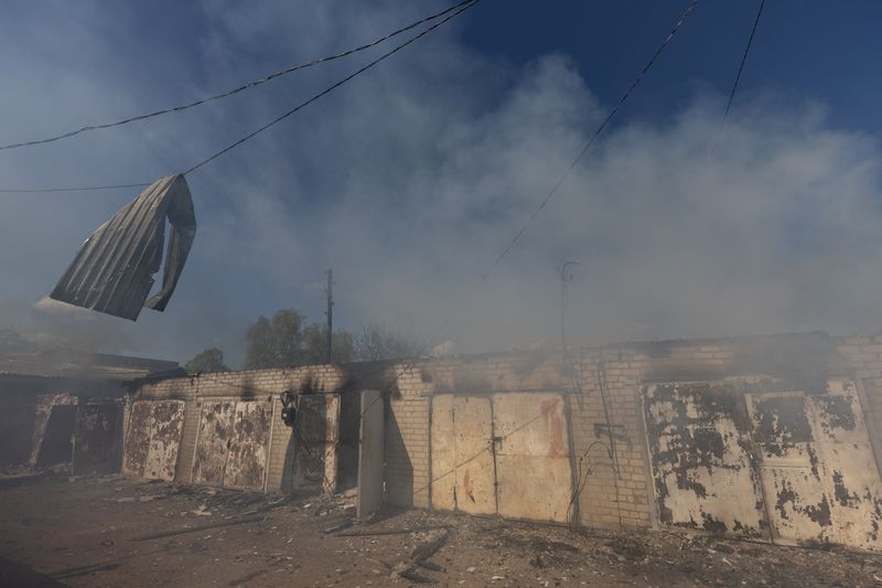 &copy; Reuters. Garagem em chamas após ataque militar perto de estação de trem em Lyman, na região de Donetsk
28/04/2022
REUTERS/Jorge Silva