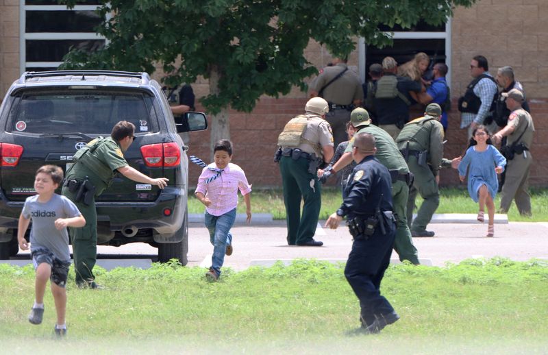 © Reuters. Children run to safety during a mass shooting at Robb Elementary School where a gunman killed nineteen children and two adults in Uvalde, Texas, U.S. May 24, 2022. Picture taken May 24, 2022.  Pete Luna/Uvalde Leader-News/Handout via REUTERS 