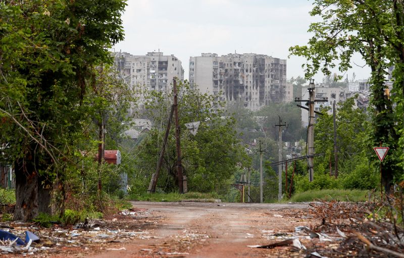 &copy; Reuters. A view shows apartment buildings damaged during Ukraine-Russia conflict in the town of Popasna in the Luhansk region, Ukraine May 27, 2022. REUTERS/Alexander Ermochenko