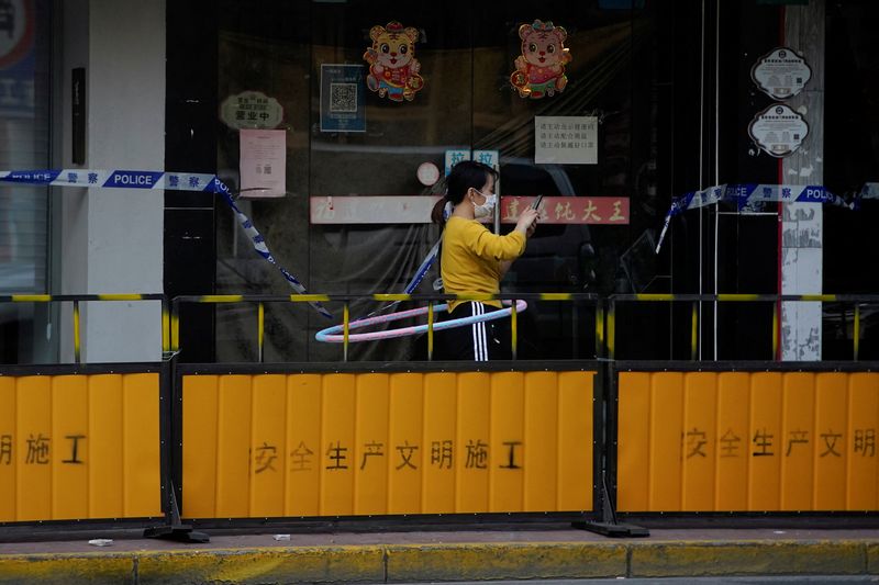 © Reuters. امرأة تضع كمامة للوقاية من فيروس كورونا في شنغهاي يوم 17 مايو أيار 2022. تصوير: آلي سونج - رويترز.