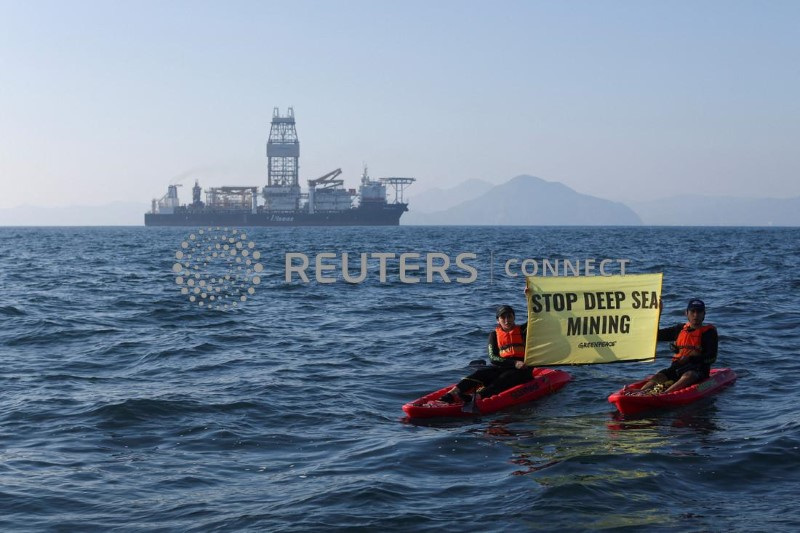 &copy; Reuters. نشطاء من منظمة السلام الأخضر (جرينبيس)  يرفعون لافتة للاحتجاج على التعدين في قاع البحار في 16 نوفمبر تشرين الثاني 2022. رويترز