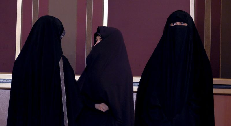 &copy; Reuters. إيرانيات يضعن الحجاب والنقاب في طهران في صورة من أرشيف رويترز 