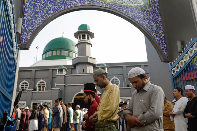 &copy; Reuters. المسلمون يؤدون صلاة عيد الفطر في أحد المساجد في كولالمبور يوم السبت. تصوير: حسنور حسين - رويترز 