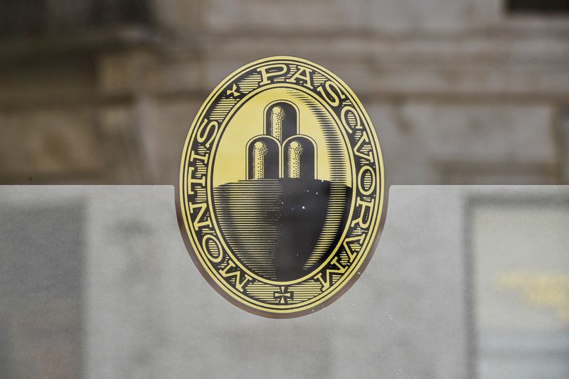 &copy; Reuters. FILE PHOTO: View of the logo of Monte dei Paschi di Siena (MPS), the oldest bank in the world, which faces massive layoffs as part of a planned corporate merger, in Siena, Italy, August 11, 2021. REUTERS / Jennifer Lorenzini