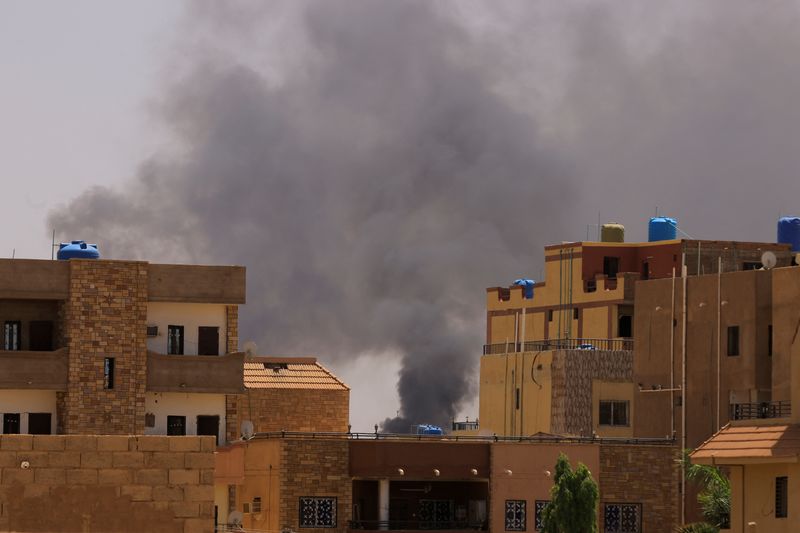 &copy; Reuters. De la fumée s'élever des bâtiments à Khartoum. /Photo prise le 22 avril 2023 à Khartoum, au Soudan/REUTERS/Mohamed Nureldin Abdallah