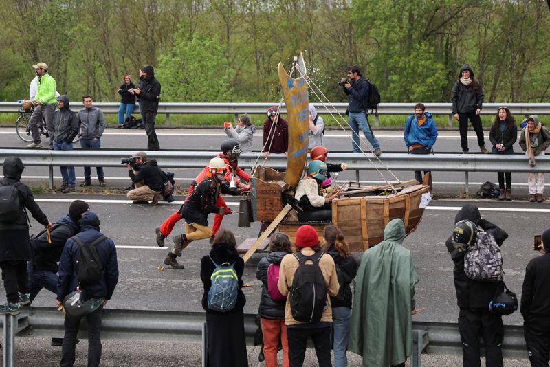 &copy; Reuters. Des militants, contre un projet d'autoroute entre Toulouse et Castres, manifestent à Saix. /Photo prise le 22 avril 2023 à Saix, en France/REUTERS/Nacho Doce