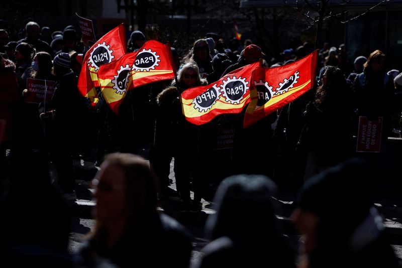 &copy; Reuters. FILE PHOTO: Picketers line the sidewalks as more than 155,000 public sector union workers with the Public Service Alliance of Canada (PSAC) remain on strike, in Gatineau, Quebec, Canada April 20, 2023. REUTERS/Blair Gable