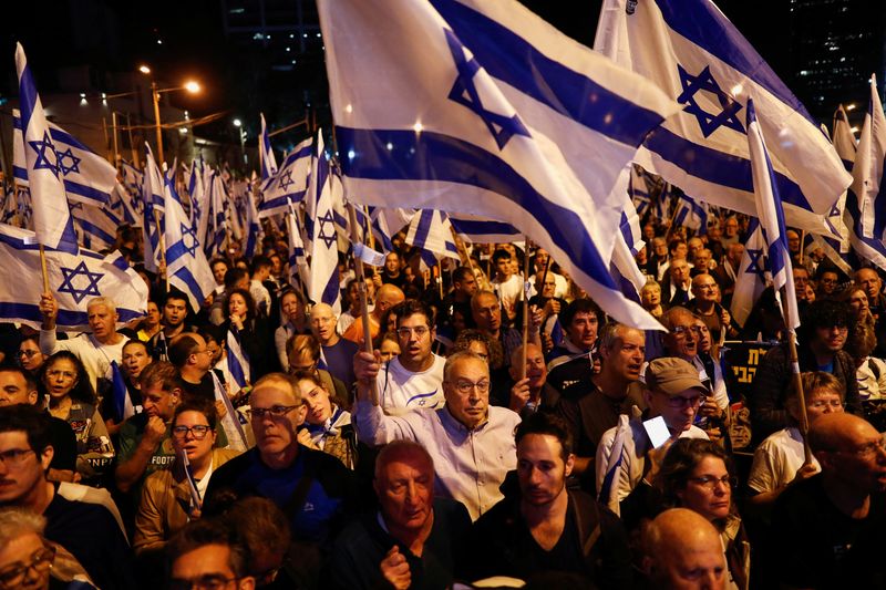&copy; Reuters. People demonstrate against Israeli Prime Minister Benjamin Netanyahu and his nationalist coalition government's judicial overhaul, in Tel Aviv, Israel April 22, 2023. REUTERS/Corinna Kern