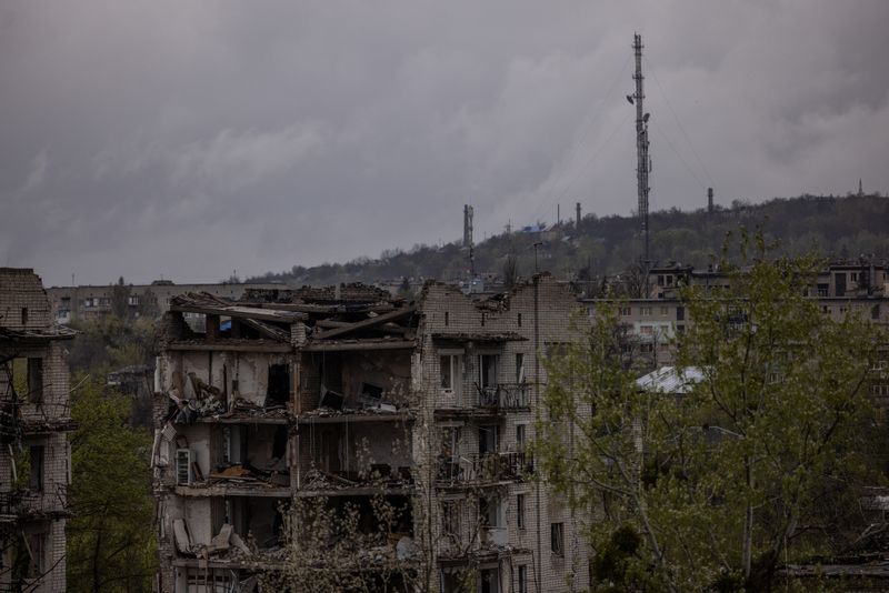 &copy; Reuters. مبنى سكني مدمر جراء قصف روسي في منطقة خاركيف بأوكرانيا يوم الجمعة. تصوير: كارلوس باريا – رويترز.