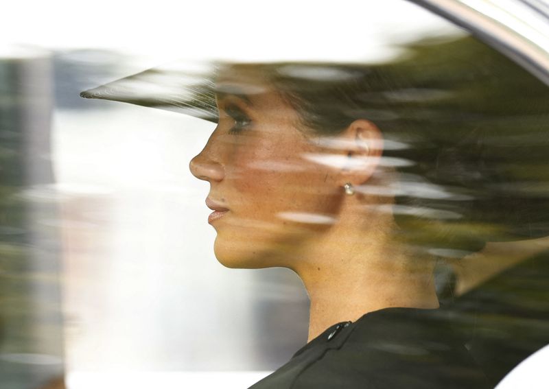 &copy; Reuters. FILE PHOTO: Britain's Meghan, Duchess of Sussex is seen in a car during the procession following the service, on the day of the state funeral and burial of Britain's Queen Elizabeth, in London, Britain, September 19, 2022 REUTERS/Peter Cziborra