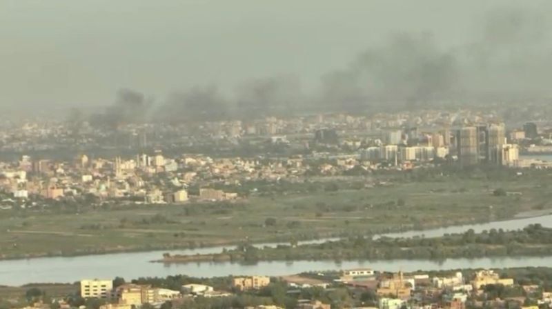 &copy; Reuters. منظر تم التقاطه بطائرة مسيرة يظهر دخانا يتصاعد فوق مبان بعد أسبوع من بدء القتال في الخرطوم كما شوهد من مدينة أم درمان يوم السبت في صورة ثابتة