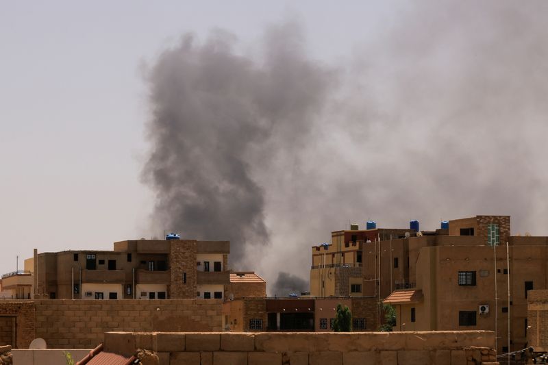 &copy; Reuters.   バイデン米大統領は２２日、戦闘の続くスーダンの首都ハルツームから米軍が政府職員を退避させたと発表した。米国は当面、大使館業務を停止する。写真はハルツーム北部で軍隊と準軍