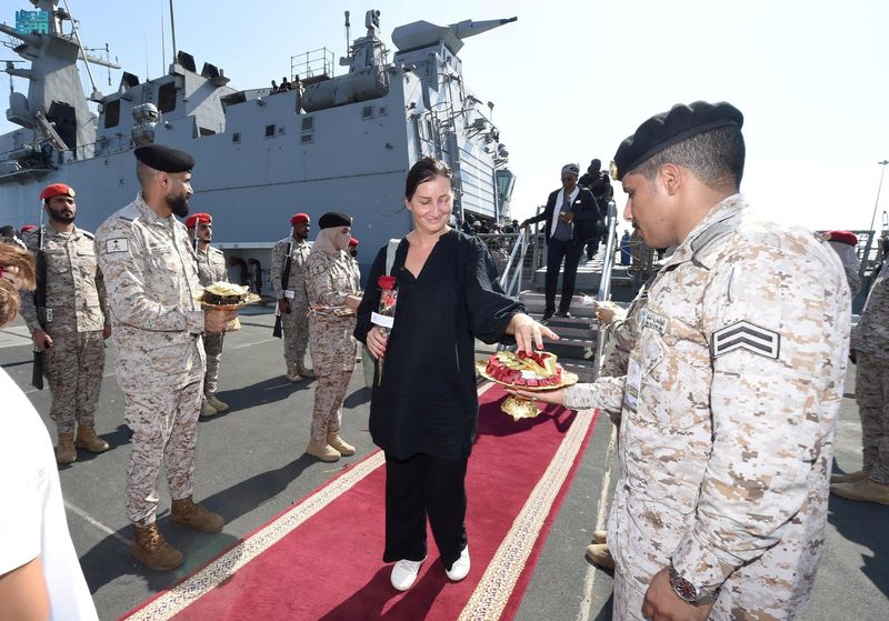 &copy; Reuters. أفراد من البحرية السعودية يستقبلون مواطنين سعوديين وأشخاصا من جنسيات أخرى لدى وصلهم إلى ميناء جدة بعد إجلائهم على متن سفينة تابعة للبحرية ا