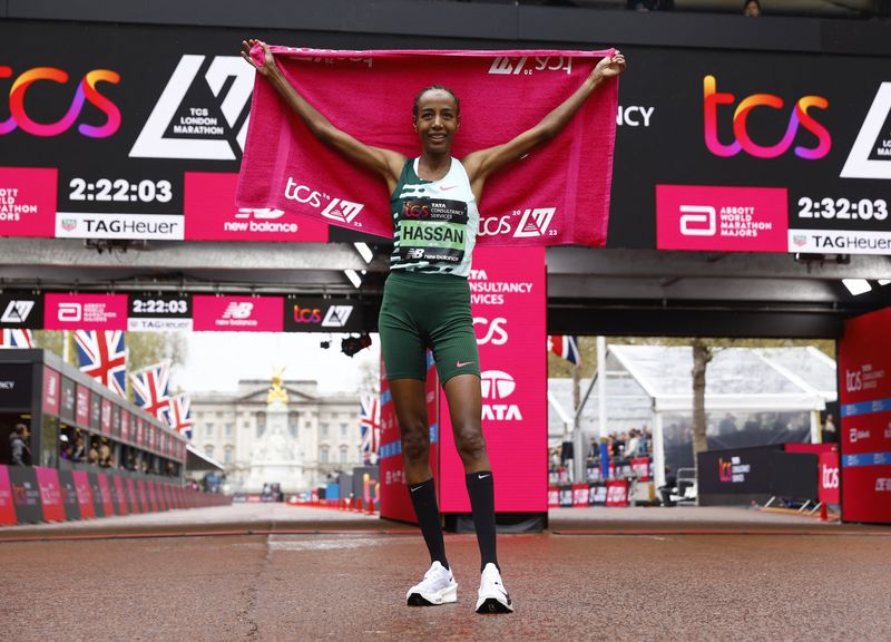 &copy; Reuters. Athletics - London Marathon - London, Britain - April 23, 2023 Netherlands' Sifan Hassan poses as she celebrates winning the elite women's race REUTERS/Andrew Boyers
