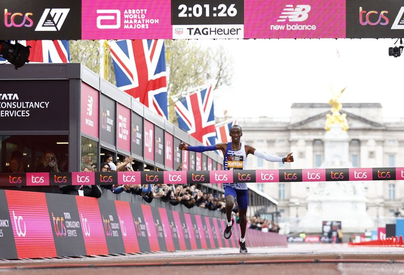 &copy; Reuters. Athletics - London Marathon - London, Britain - April 23, 2023 Kenya's Kelvin Kiptum celebrates before crossing the finish line to win the elite men's race REUTERS/Andrew Boyers