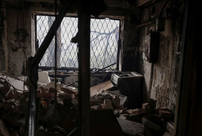 &copy; Reuters. منظر لمبنى سكني لحقت به أضرار بفعل قصف روسي استهدف مدينة باخموت على خط المواجهة في إقليم دونيتسك يوم 21 أبريل نيسان 2023. تصوير: آنا كودريافتسيف