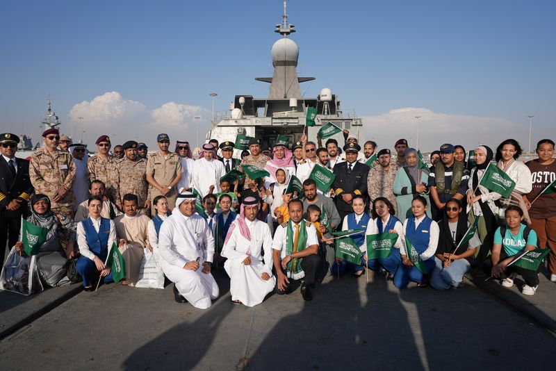 &copy; Reuters. مواطنون سعوديون وطاقم الخطوط السعودية في صورة جماعية بعد وصولهم ميناء جدة البحري عقب إجلائهم على متن سفنة تابعة للبحرية السعودية من السودا