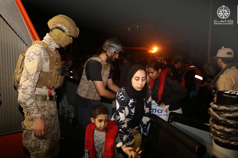 © Reuters. Saudi citizens and other nationals are evacuated through Saudi Navy Ship from Sudan to escape the conflicts, Port Sudan, Sudan, April 22, 2023. Saudi Ministry of Defense/Handout via REUTERS