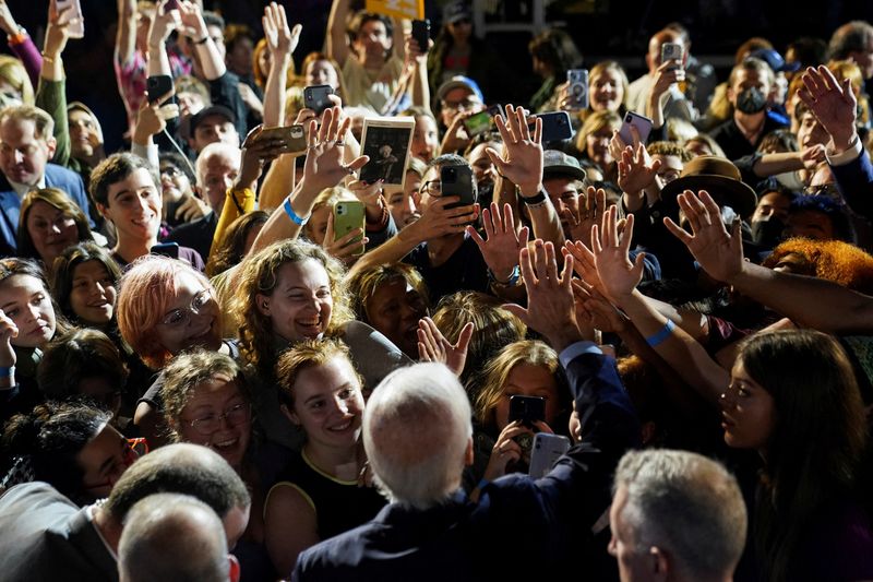 &copy; Reuters. الرئيس الأمريكي جو بايدن وسط أنصاره خلال تجمع انتخابي للحزب الديمقراطي في نيويورك في السادس من نوفمبر تشرين الثاني 2022. تصوير كيفن لامارك - ر
