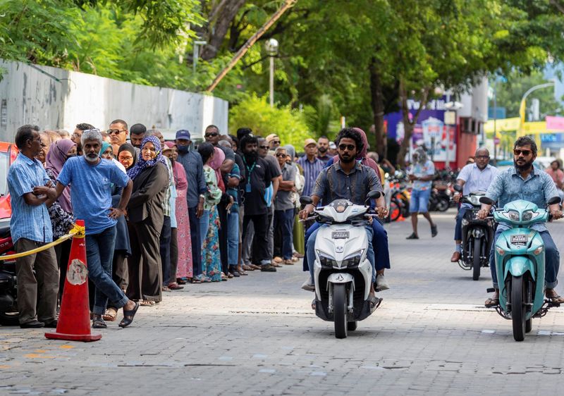 &copy; Reuters. أشخاص يصطفون للإدلاء بأصواتهم أمام مركز اقتراح خلال جولة إعادة لانتخابات رئاسة المالديف في مالي يوم السبت. تصوير: ظاهاو نسيم - رويترز (يحظر إ