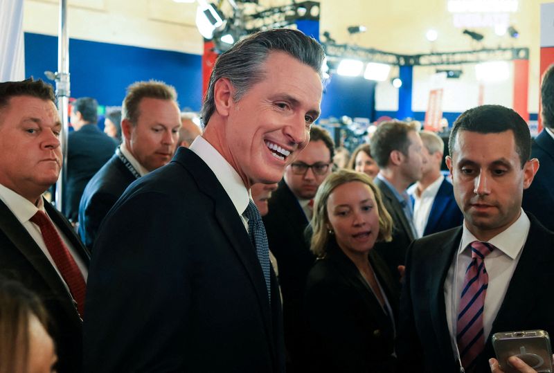 &copy; Reuters. FILE PHOTO: California Governor Gavin Newsom talks with reporters in the debate "spin room" after the second Republican candidates' debate of the 2024 U.S. presidential campaign at the Ronald Reagan Presidential Library in Simi Valley, California, U.S. Se