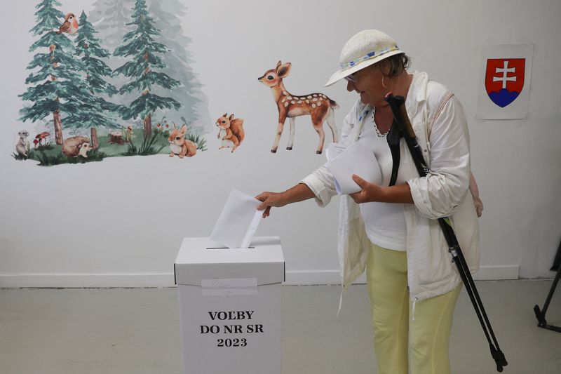 &copy; Reuters. Une personne vote dans un bureau de vote lors des élections législatives anticipées du pays à Bratislava, en Slovaquie. /Photo prise le 30 septembre 2023/REUTERS/Eva Korinkova