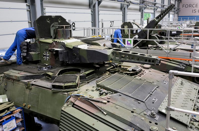 &copy; Reuters. Photo d'archives: Des employés travaillent sur des véhicules de combat Puma sur une chaîne de production de l'usine de la société allemande Rheinmetall, qui produit des armes et des munitions pour chars et artillerie, lors d'une tournée médiatique 